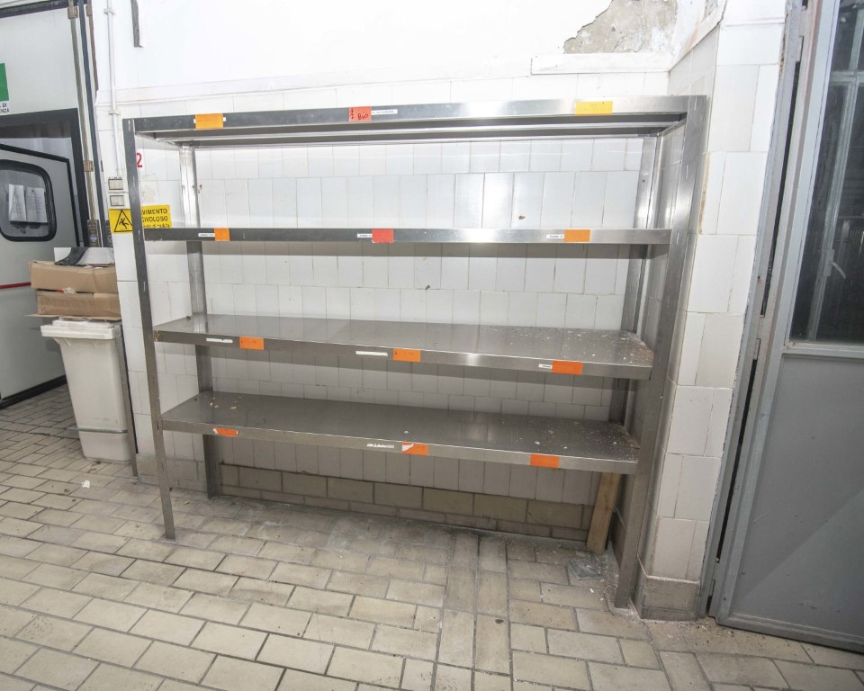 Immagine panoramica di Industrial metal shelving